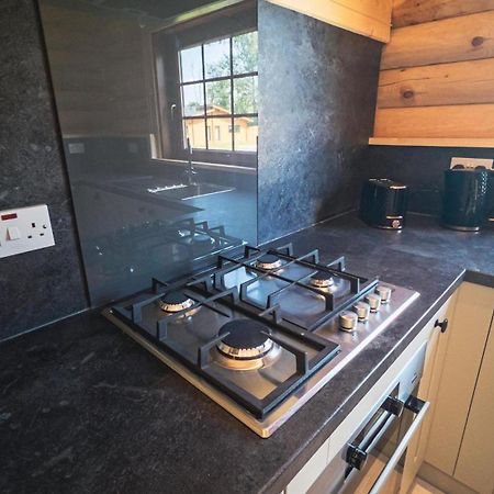 Aspen Lodge, Amazing New Log Cabin With Hot Tub - Sleeps 6 - Felmoor Park Morpeth Room photo