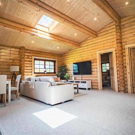 Aspen Lodge, Amazing New Log Cabin With Hot Tub - Sleeps 6 - Felmoor Park Morpeth Room photo